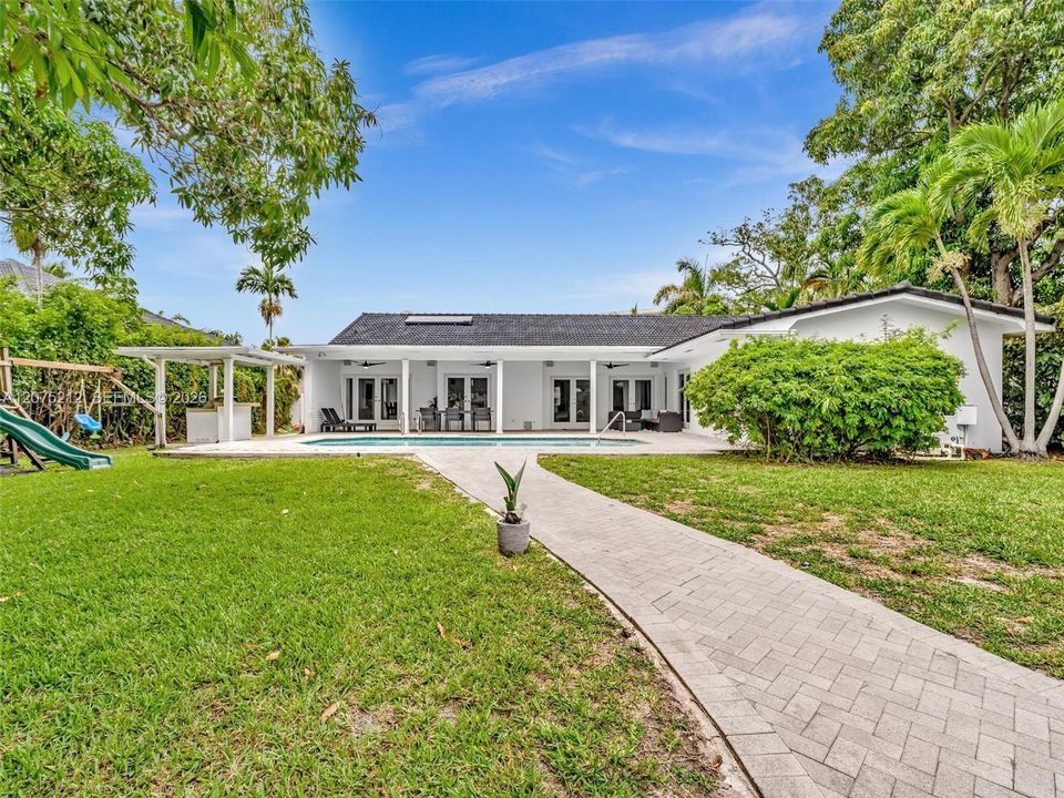 For Rent: $14,500 (5 beds, 3 baths, 2709 Square Feet)