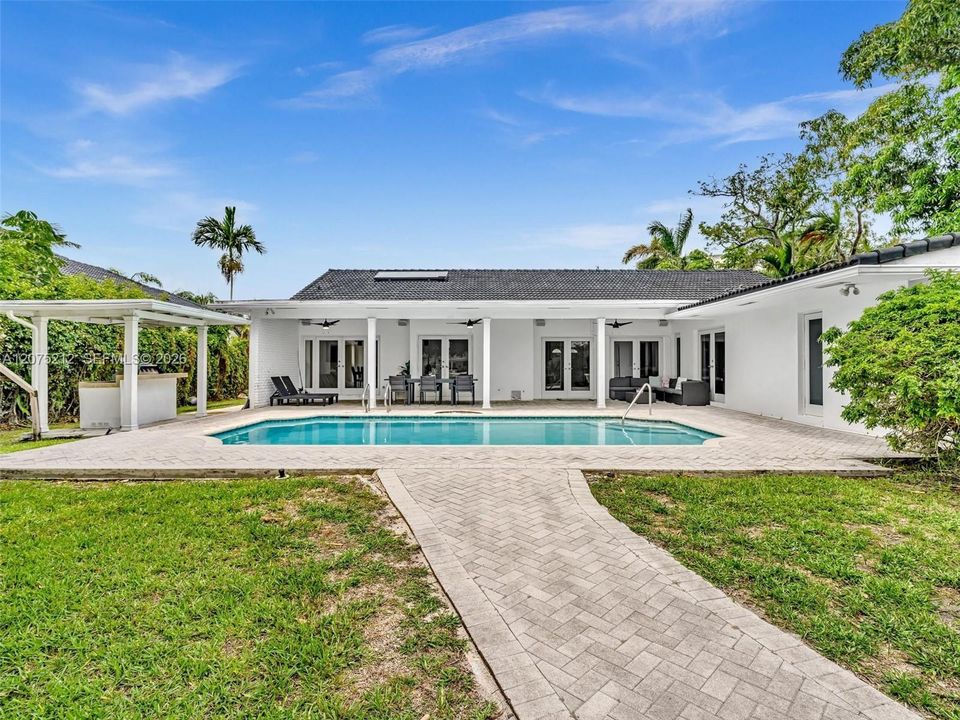 For Rent: $14,500 (5 beds, 3 baths, 2709 Square Feet)