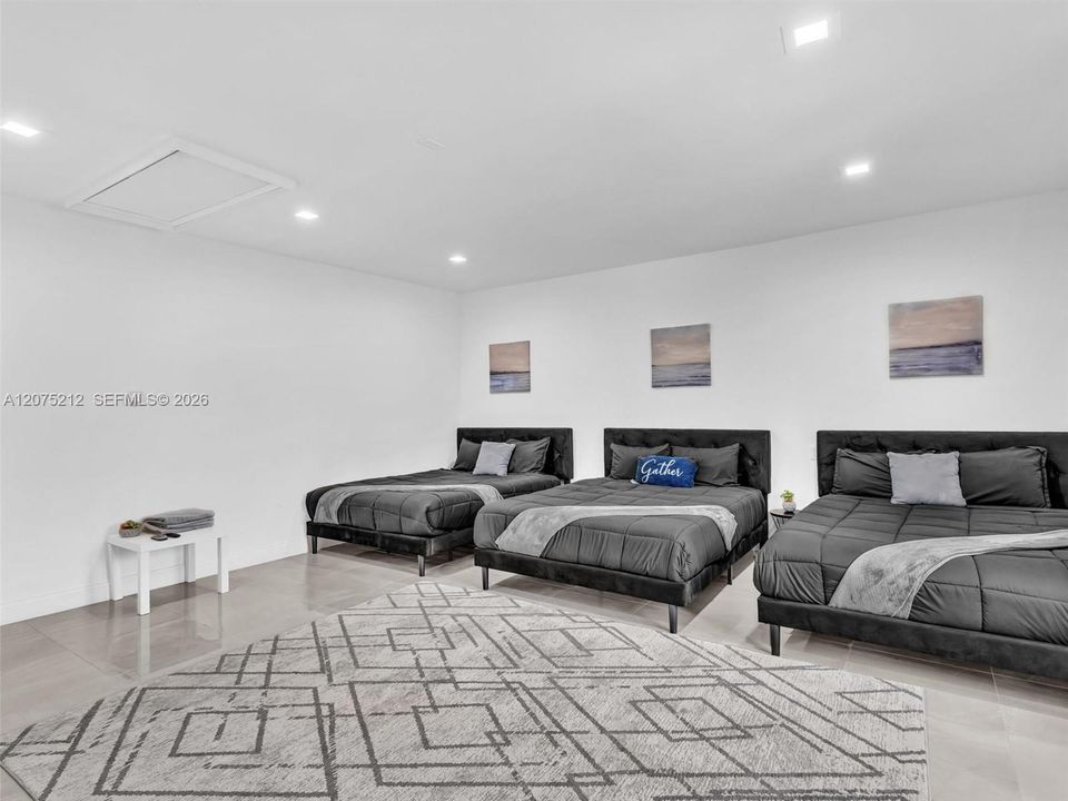 For Rent: $14,500 (5 beds, 3 baths, 2709 Square Feet)