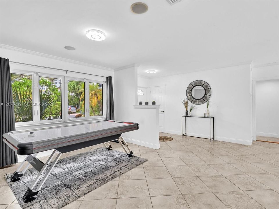 For Rent: $14,500 (5 beds, 3 baths, 2709 Square Feet)
