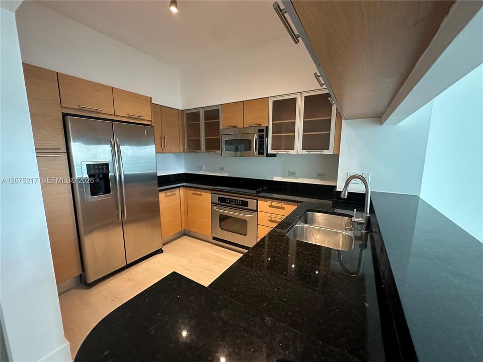 For Rent: $3,000 (1 beds, 1 baths, 757 Square Feet)