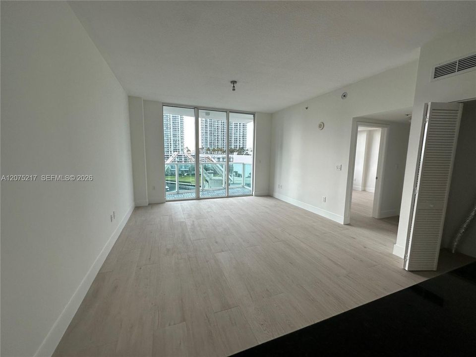 For Rent: $3,000 (1 beds, 1 baths, 757 Square Feet)