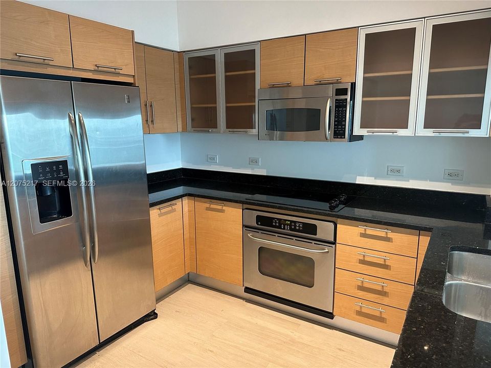 For Rent: $3,000 (1 beds, 1 baths, 757 Square Feet)