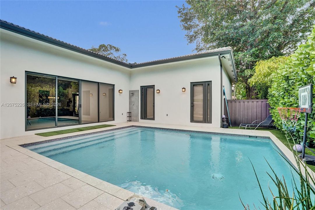 For Rent: $16,990 (6 beds, 4 baths, 3609 Square Feet)