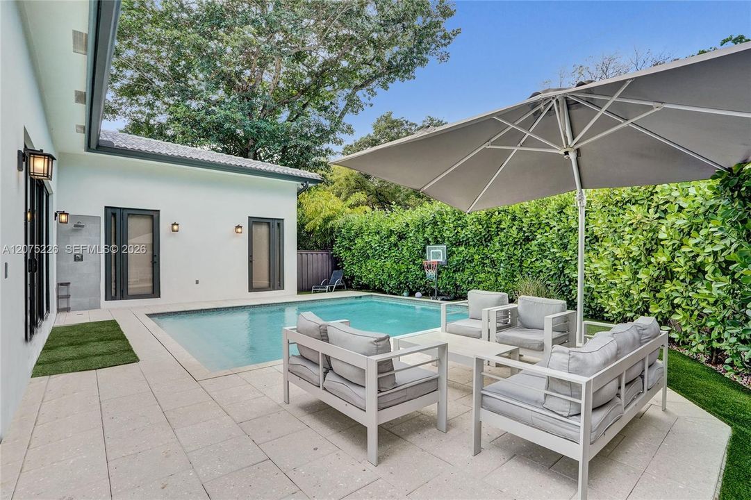 For Rent: $16,990 (6 beds, 4 baths, 3609 Square Feet)