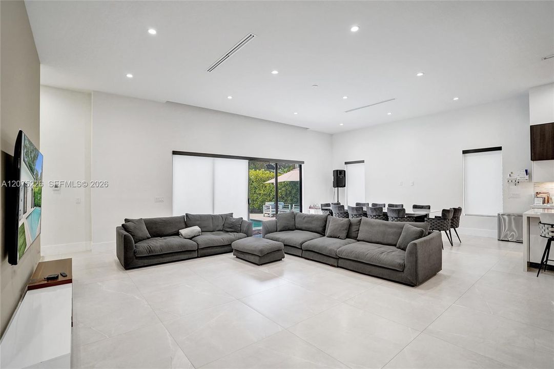 For Rent: $16,990 (6 beds, 4 baths, 3609 Square Feet)