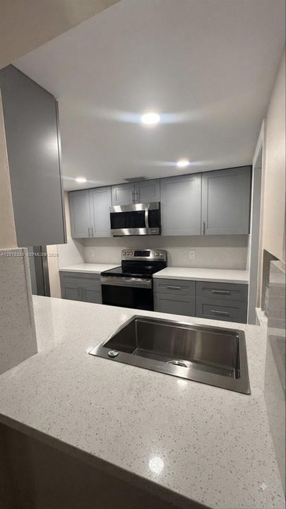 For Rent: $2,200 (2 beds, 2 baths, 990 Square Feet)