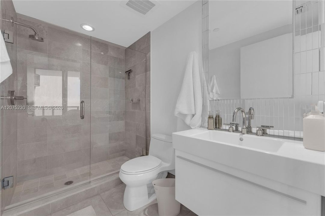 2nd full bathroom off 2nd bedroom