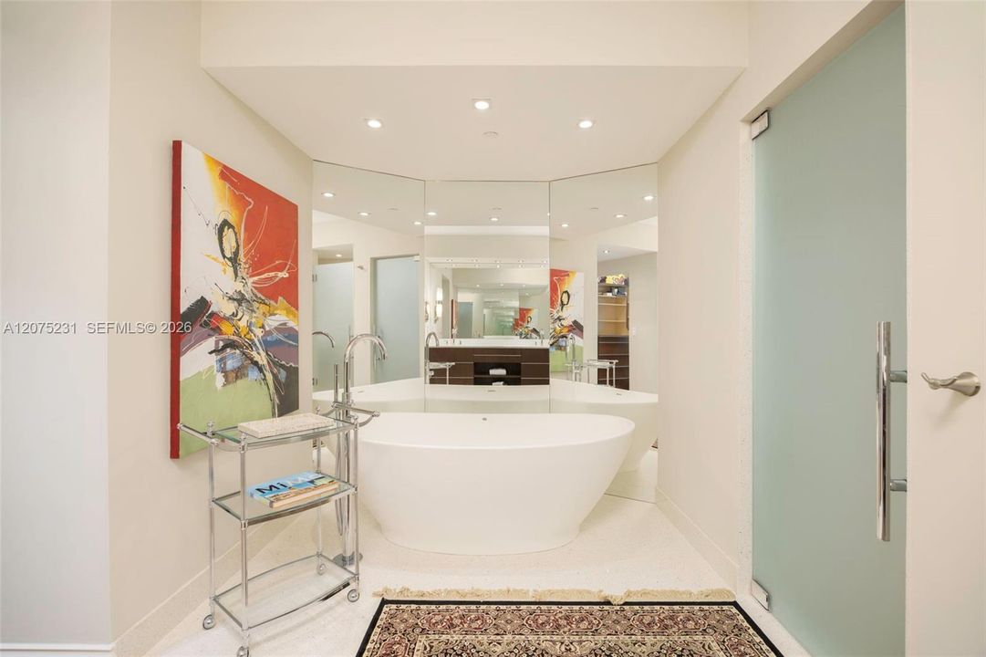 En Venta: $3,499,000 (2 camas, 2 baños, 2040 Pies cuadrados)