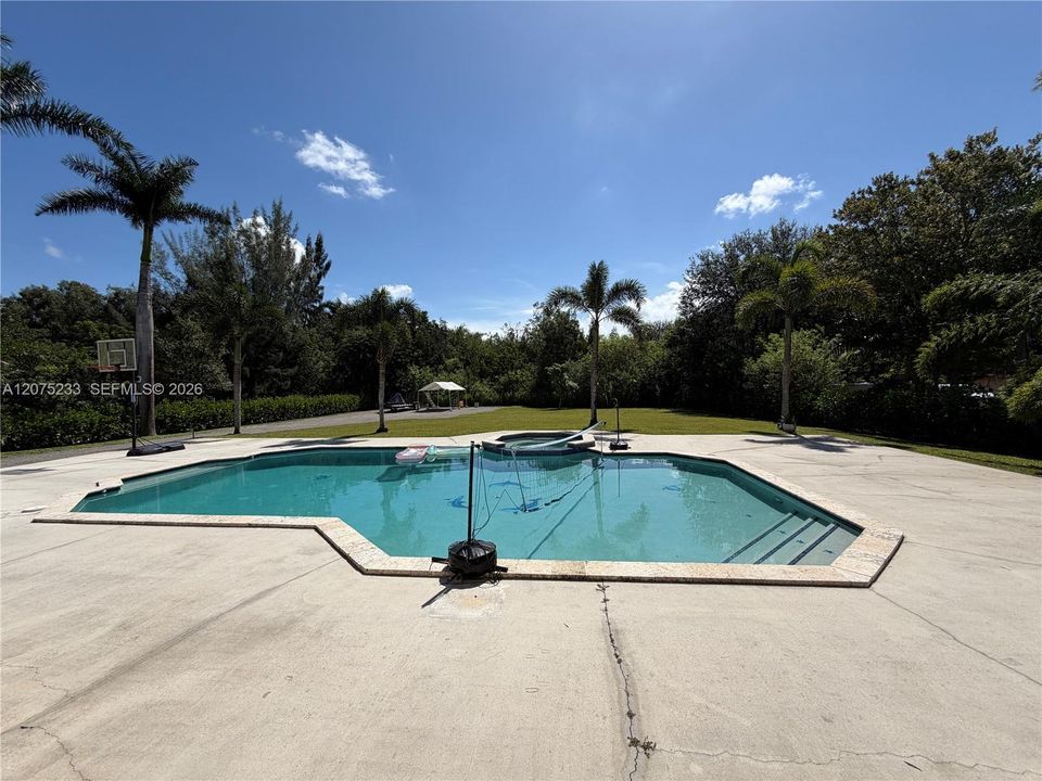 For Rent: $7,500 (4 beds, 2 baths, 2054 Square Feet)