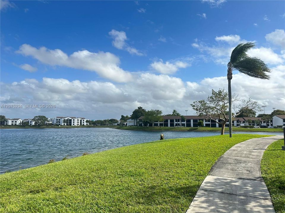 For Rent: $2,100 (2 beds, 2 baths, 880 Square Feet)