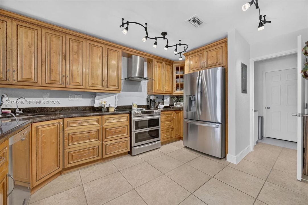 For Sale: $725,000 (3 beds, 2 baths, 1420 Square Feet)