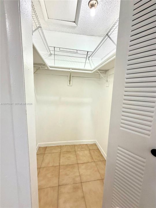 For Rent: $1,900 (1 beds, 1 baths, 7447 Square Feet)
