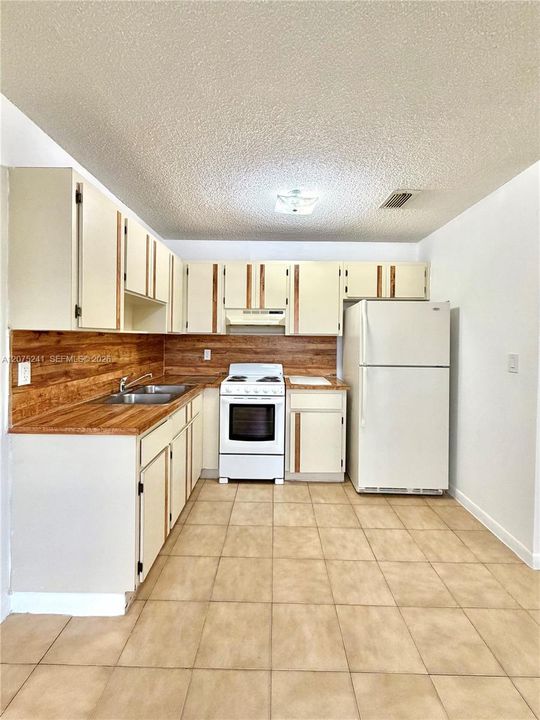 For Rent: $1,900 (1 beds, 1 baths, 7447 Square Feet)