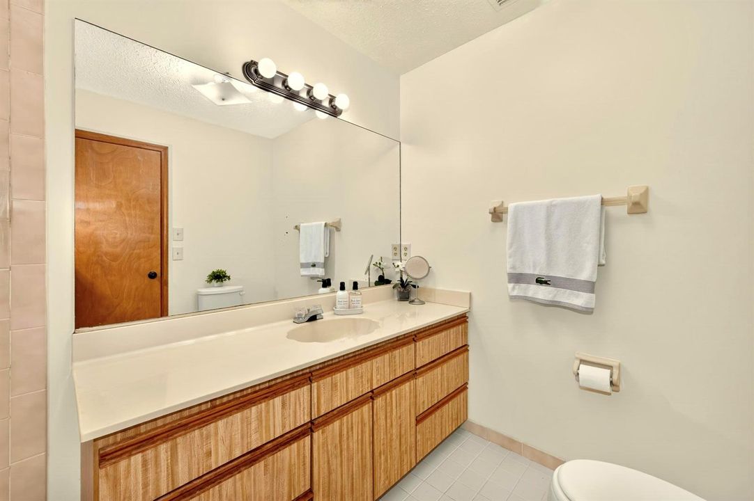3330 Frankford 220 INT Ensuite Bath_DSC1