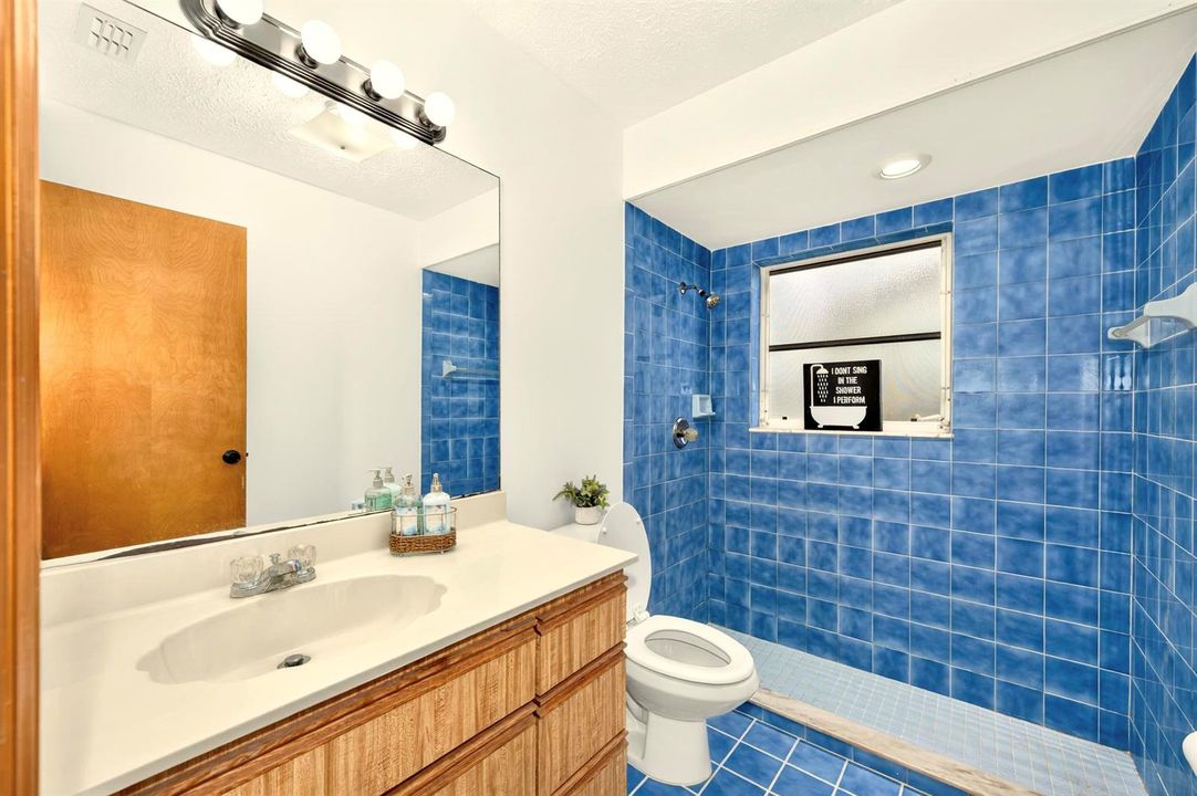 3330 Frankford 240 INT Bath2_DSC1175