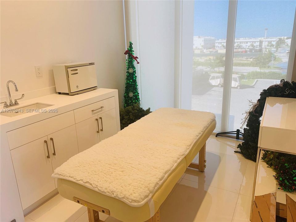 合同活跃: $5,500 (4 贝兹, 4 浴室, 2599 平方英尺)