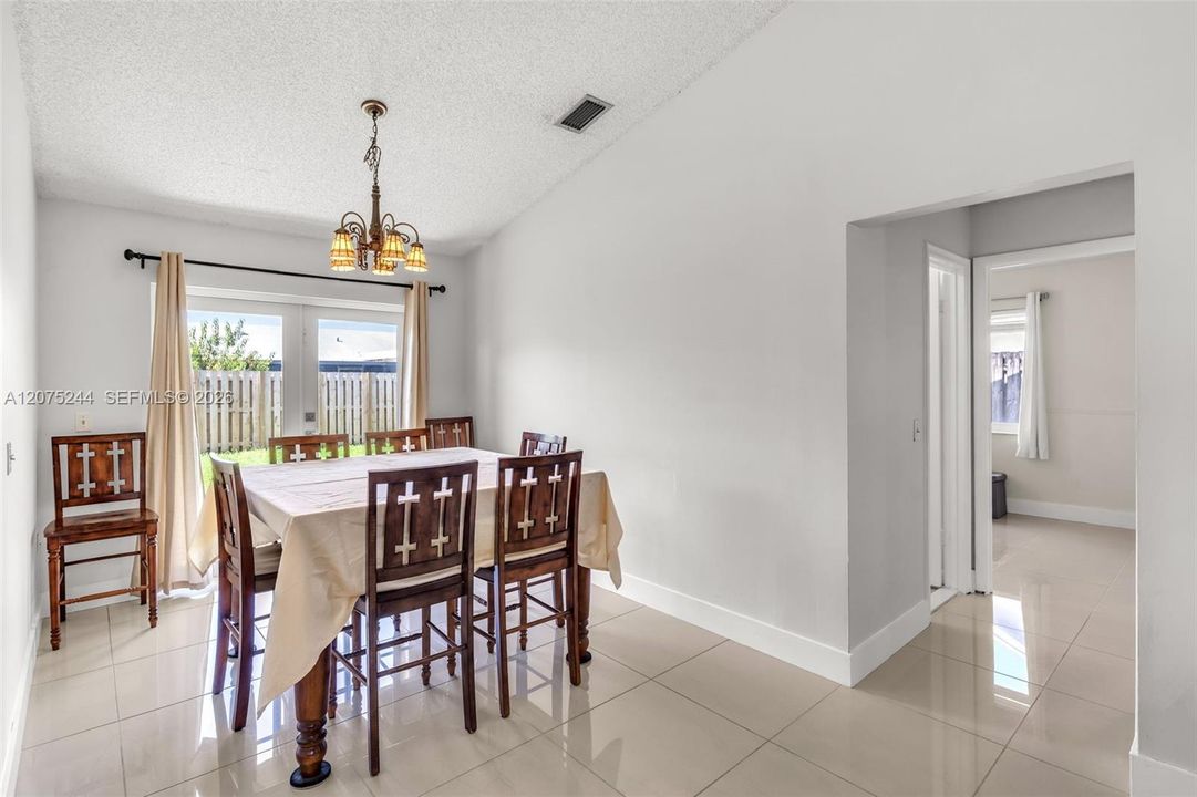 En Venta: $549,900 (3 camas, 2 baños, 1414 Pies cuadrados)