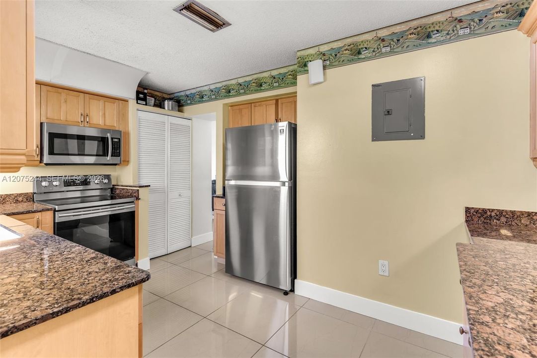 En Venta: $549,900 (3 camas, 2 baños, 1414 Pies cuadrados)
