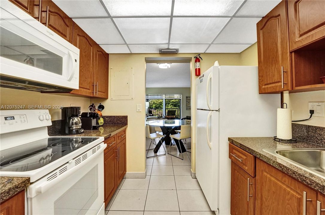 For Rent: $2,450 (2 beds, 1 baths, 872 Square Feet)