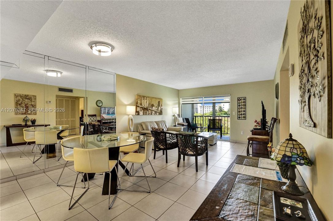 For Rent: $2,450 (2 beds, 1 baths, 872 Square Feet)