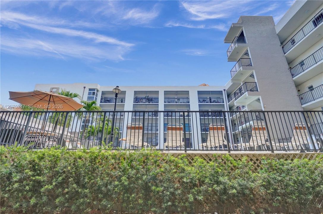 For Rent: $2,450 (2 beds, 1 baths, 872 Square Feet)