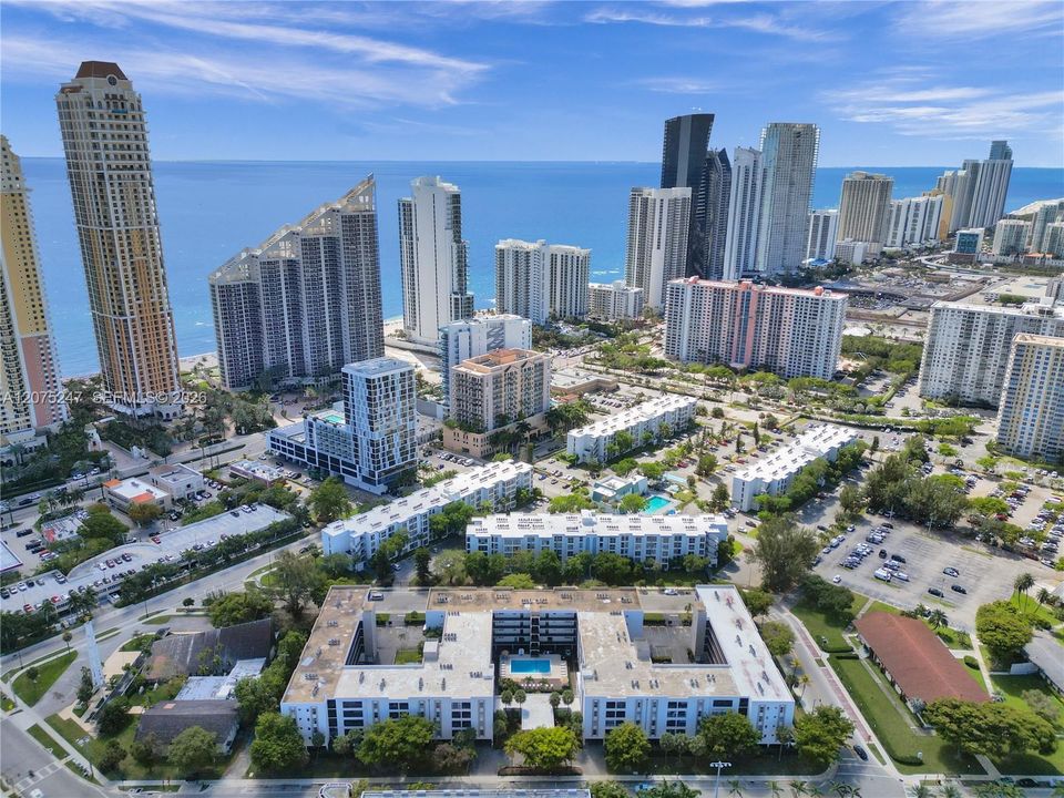 For Rent: $2,450 (2 beds, 1 baths, 872 Square Feet)