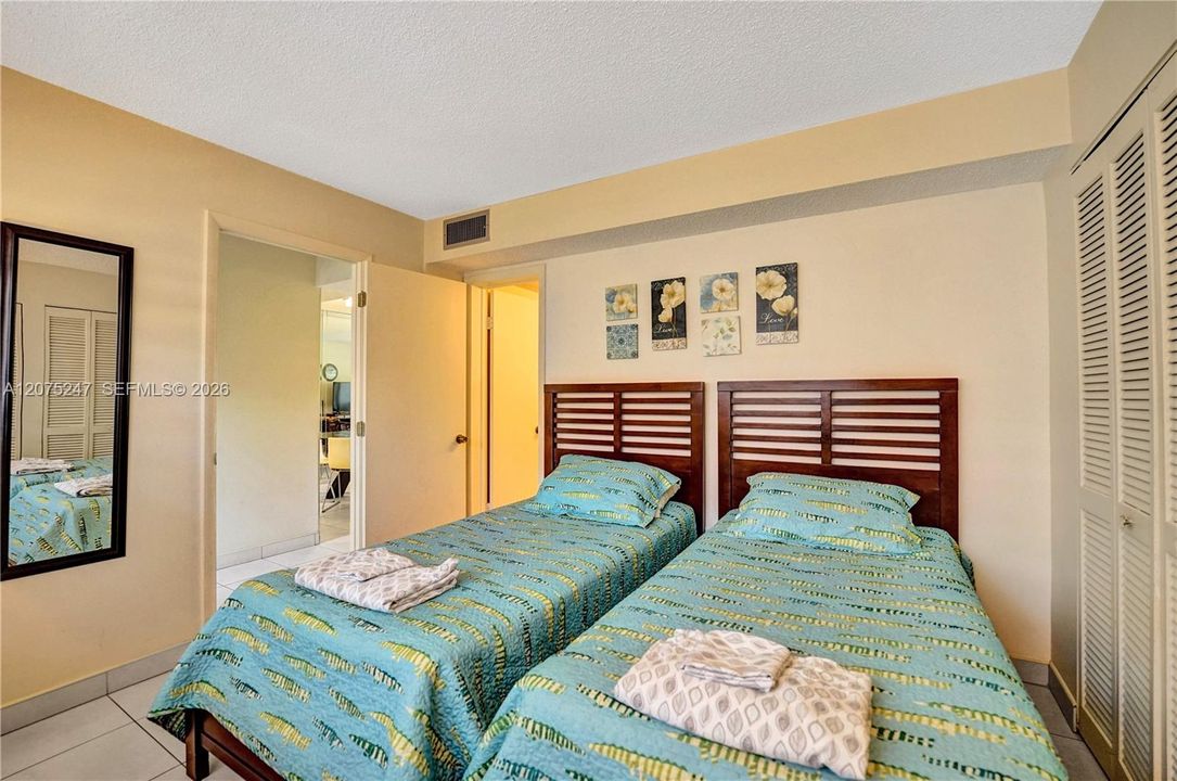 For Rent: $2,450 (2 beds, 1 baths, 872 Square Feet)