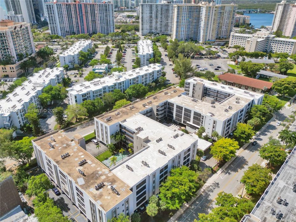 For Rent: $2,450 (2 beds, 1 baths, 872 Square Feet)