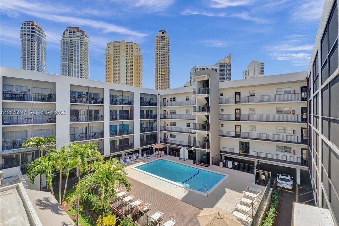 For Rent: $2,450 (2 beds, 1 baths, 872 Square Feet)