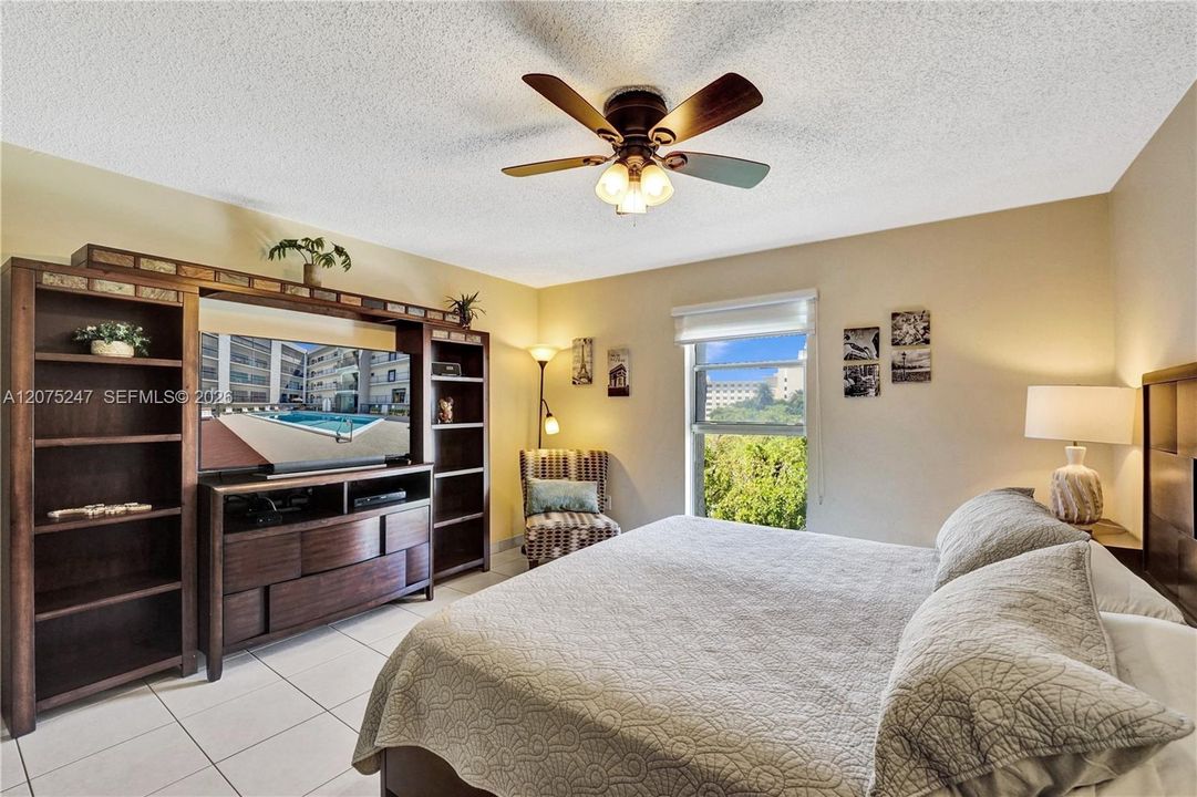 For Rent: $2,450 (2 beds, 1 baths, 872 Square Feet)