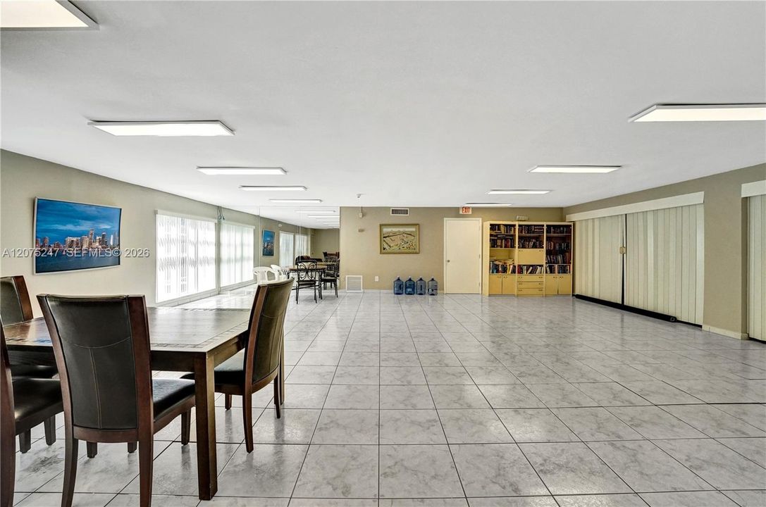 For Rent: $2,450 (2 beds, 1 baths, 872 Square Feet)
