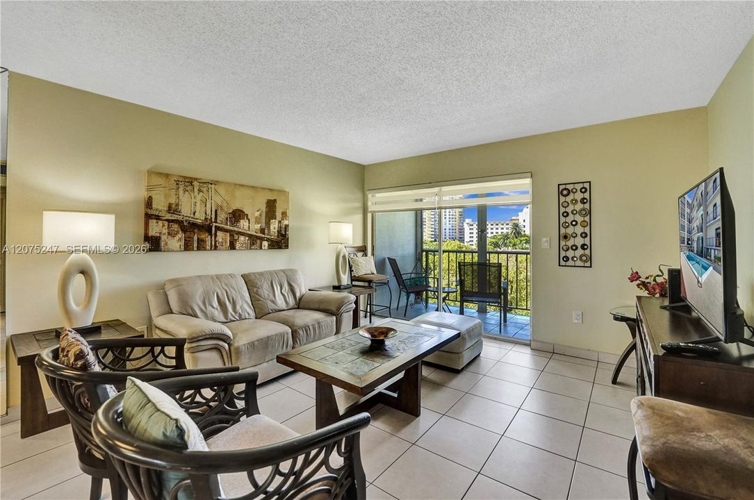 For Rent: $2,450 (2 beds, 1 baths, 872 Square Feet)