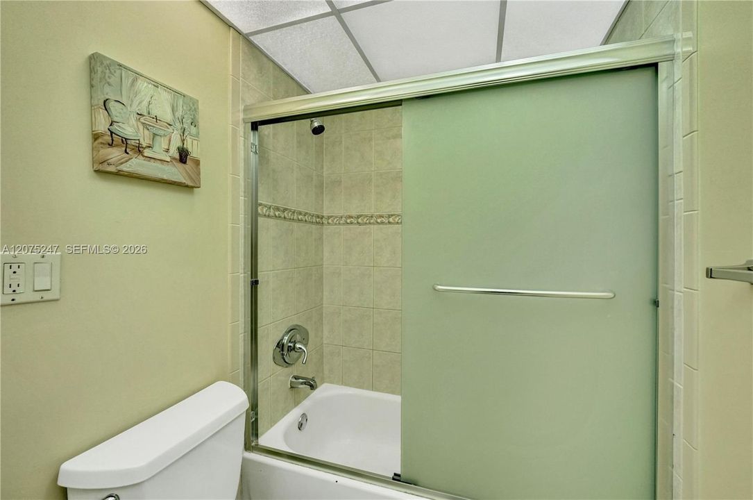 For Rent: $2,450 (2 beds, 1 baths, 872 Square Feet)