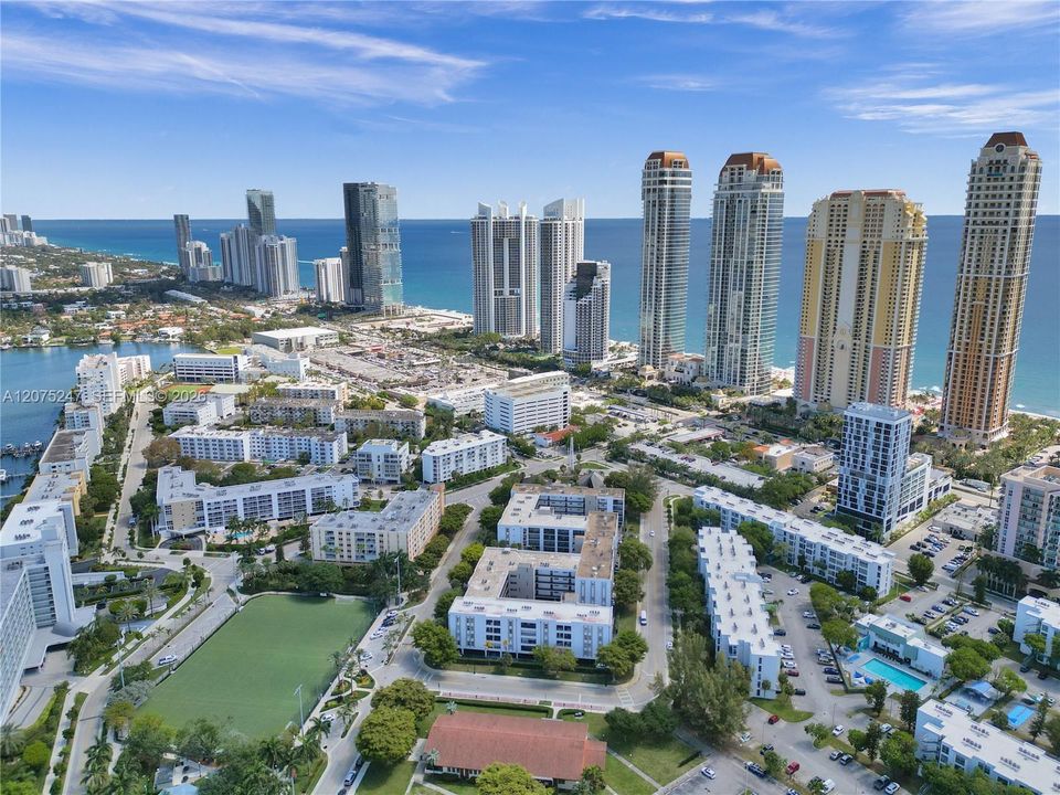 For Rent: $2,450 (2 beds, 1 baths, 872 Square Feet)