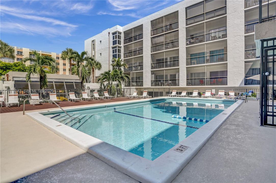 For Rent: $2,450 (2 beds, 1 baths, 872 Square Feet)