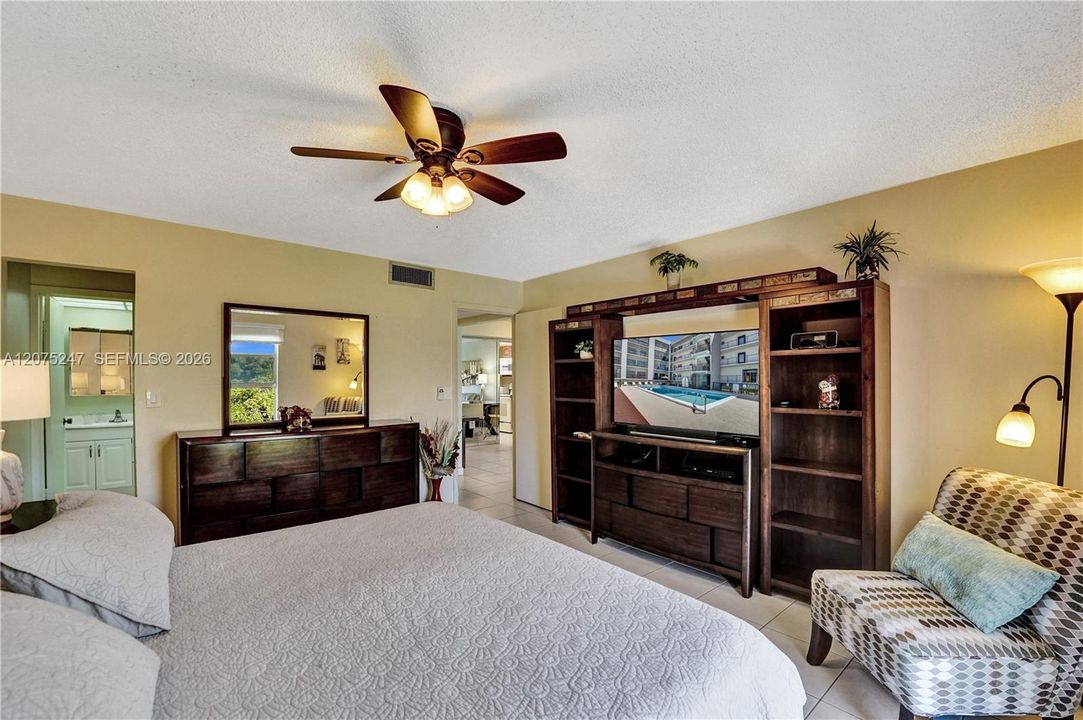 For Rent: $2,450 (2 beds, 1 baths, 872 Square Feet)