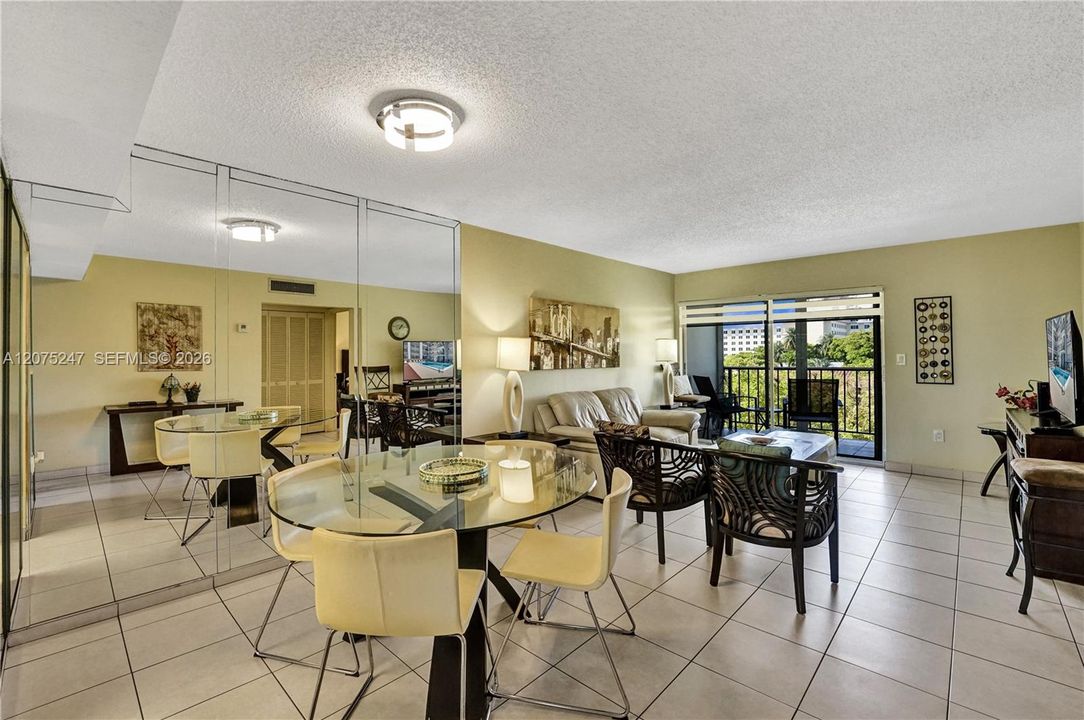 For Rent: $2,450 (2 beds, 1 baths, 872 Square Feet)