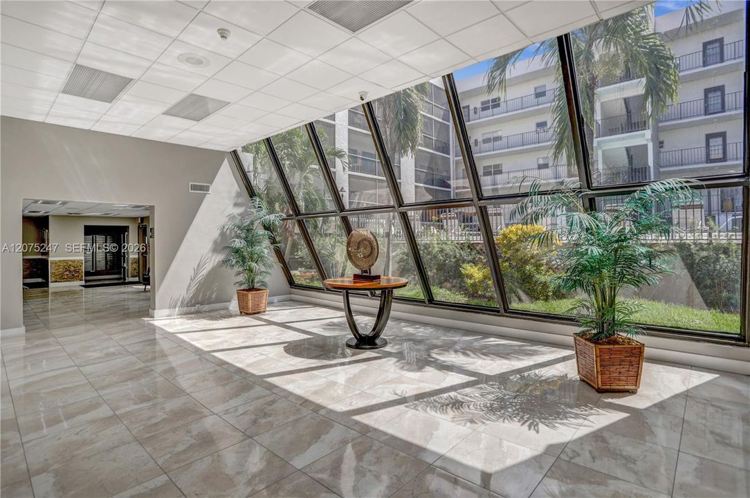 For Rent: $2,450 (2 beds, 1 baths, 872 Square Feet)