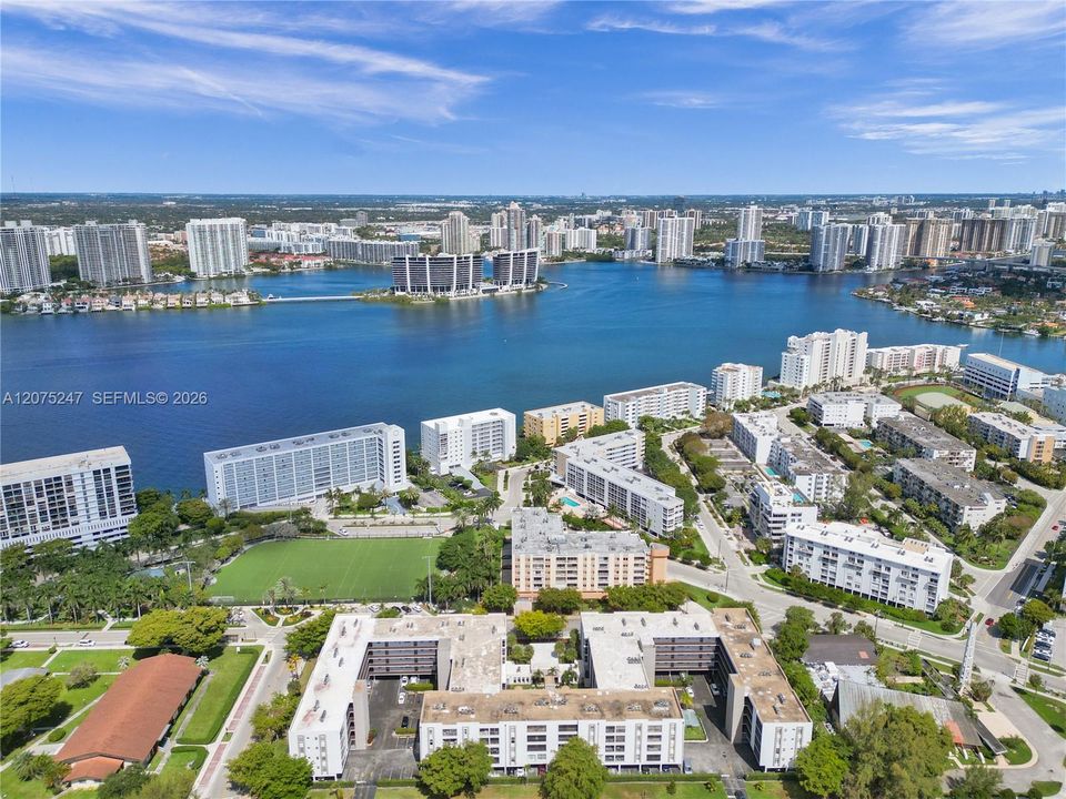 For Rent: $2,450 (2 beds, 1 baths, 872 Square Feet)