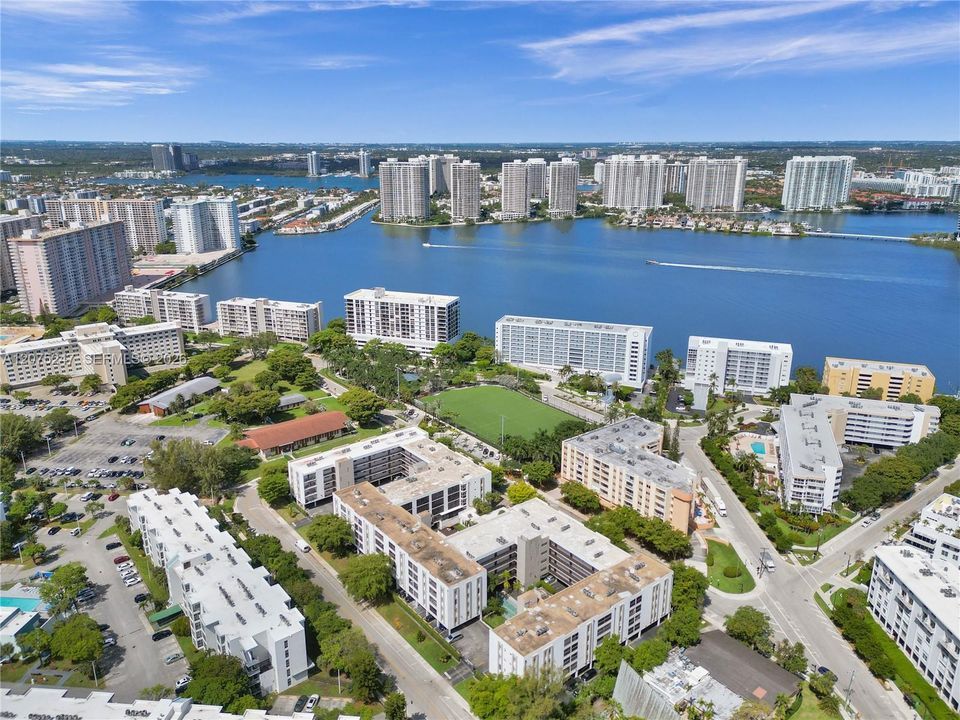 For Rent: $2,450 (2 beds, 1 baths, 872 Square Feet)