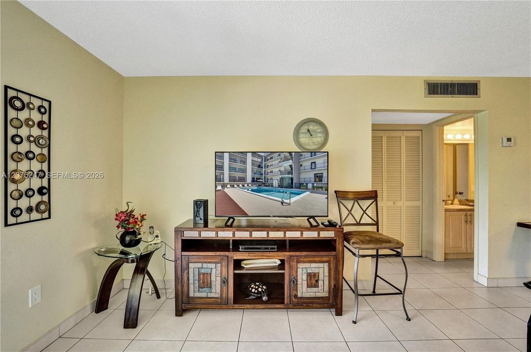 For Rent: $2,450 (2 beds, 1 baths, 872 Square Feet)