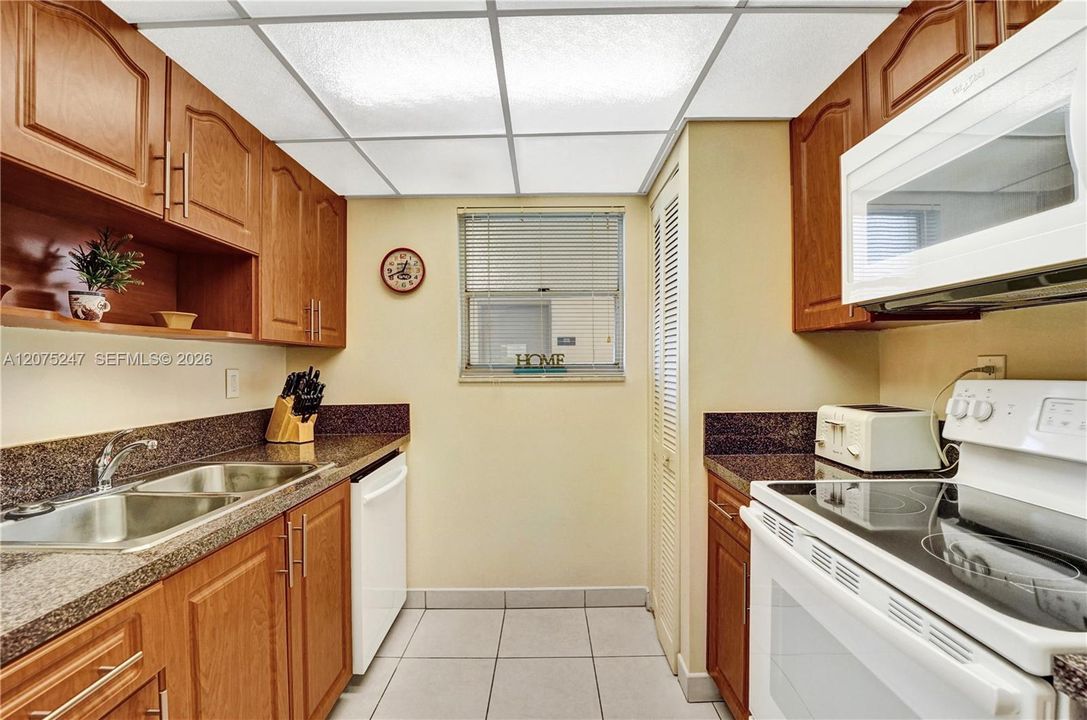 For Rent: $2,450 (2 beds, 1 baths, 872 Square Feet)