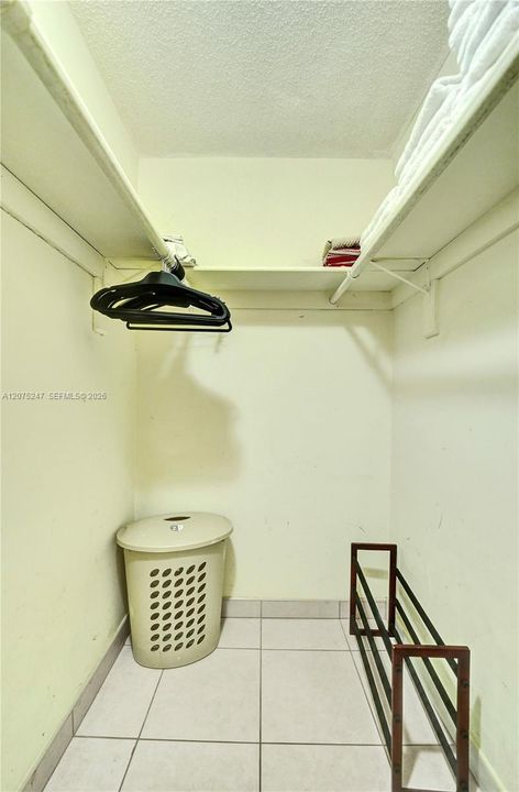 For Rent: $2,450 (2 beds, 1 baths, 872 Square Feet)