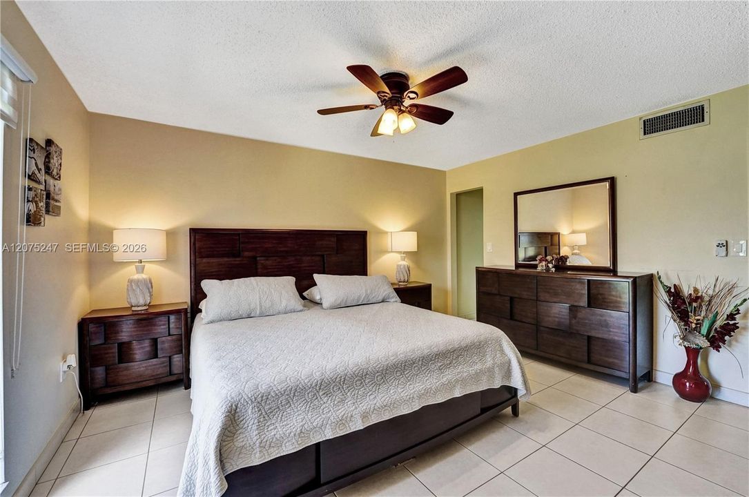 For Rent: $2,450 (2 beds, 1 baths, 872 Square Feet)