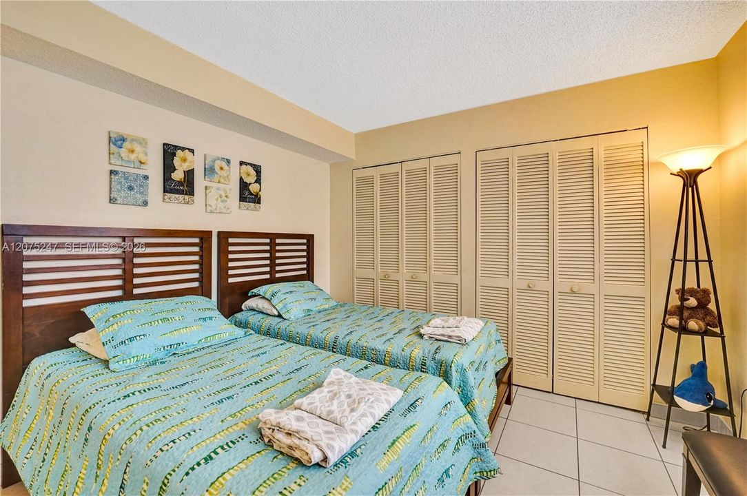 For Rent: $2,450 (2 beds, 1 baths, 872 Square Feet)
