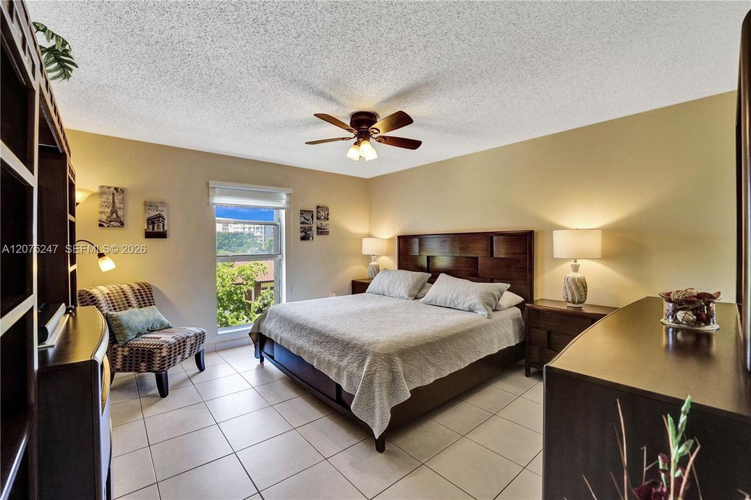 For Rent: $2,450 (2 beds, 1 baths, 872 Square Feet)