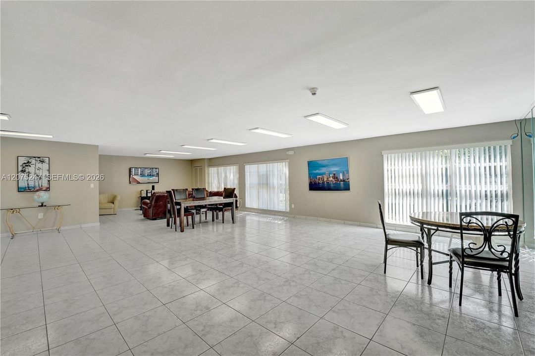 For Rent: $2,450 (2 beds, 1 baths, 872 Square Feet)