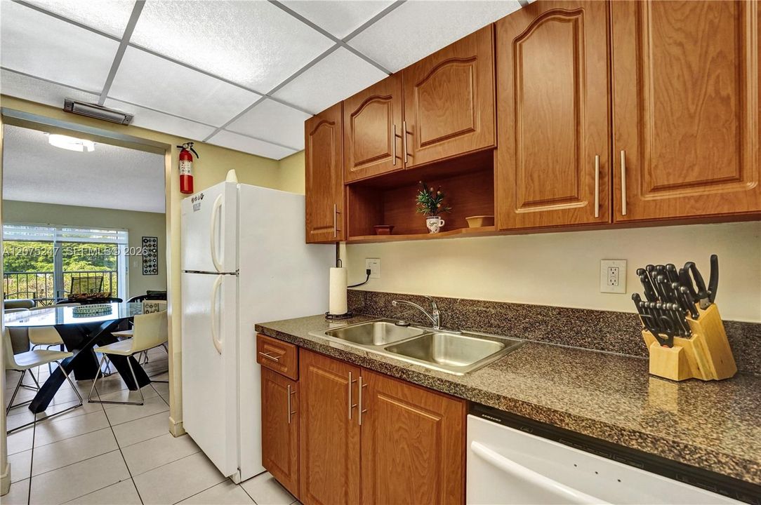 For Rent: $2,450 (2 beds, 1 baths, 872 Square Feet)
