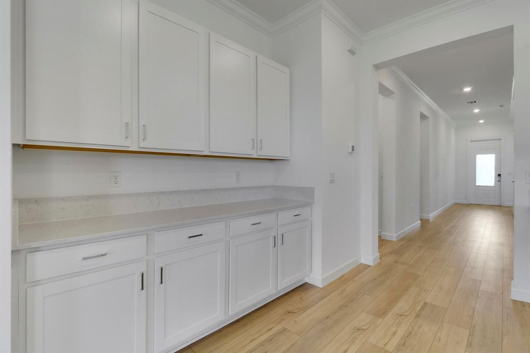 Addtl cabinetry w/ hallway